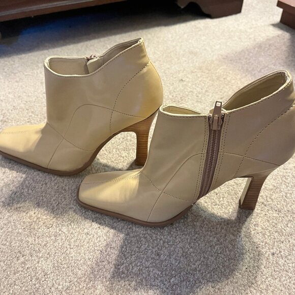 Somethin' Else from Skechers Light Beige/Cream Ankle Booties, Size 7 - Picture 1 of 16